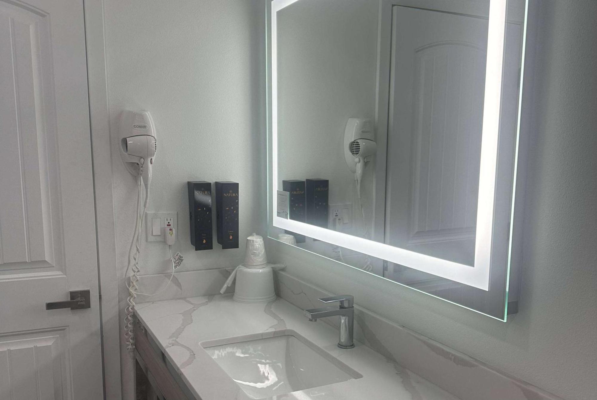 Super 8 By Wyndham Oceanside Downtown Hotel Luaran gambar